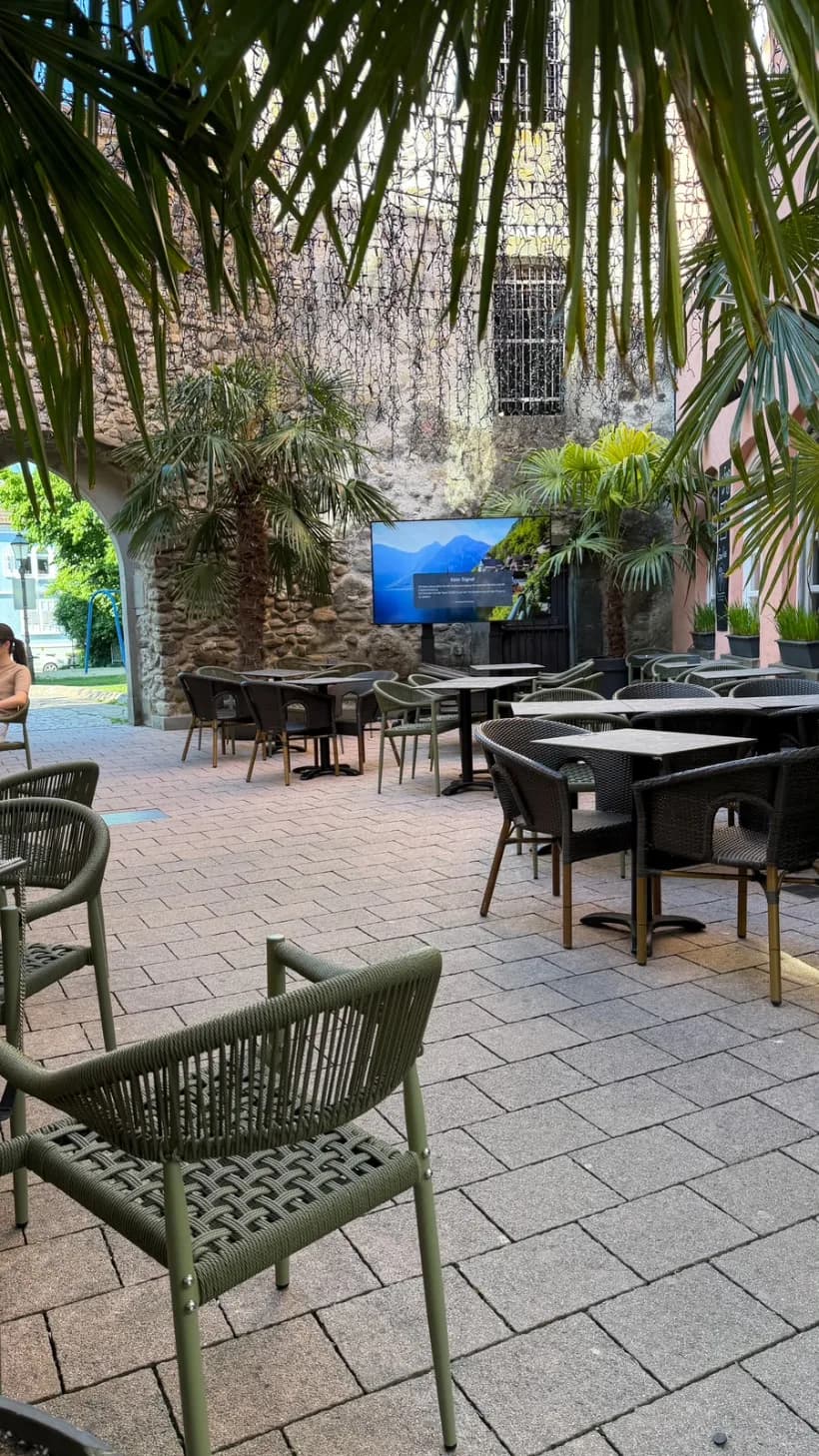 Großer Außen-Fernseher im neu renovierten Außenbereich der Jungle Bar Radolfzell für Public Viewing am Bodensee