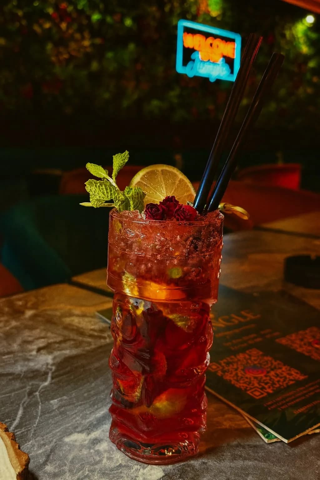 Erdbeer Mojito mit Crushed Ice, Limette, frischer Minze und Rosenknospen im Tiki-Glas in der Jungle Cocktailbar Radolfzell am Bodensee